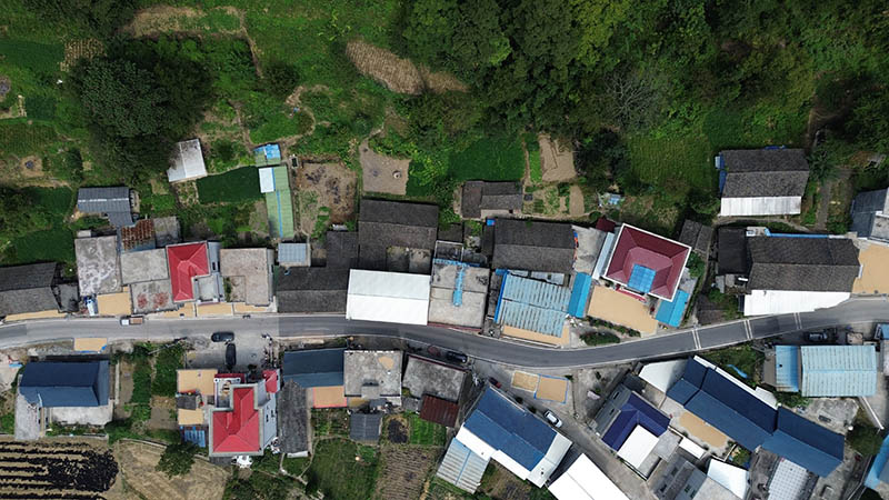 航拍大壩場鎮青杠園村。