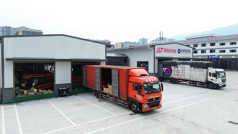 正在卸件的快遞車。