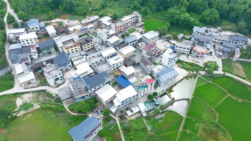 農戶閑置屋頂安上光伏板。