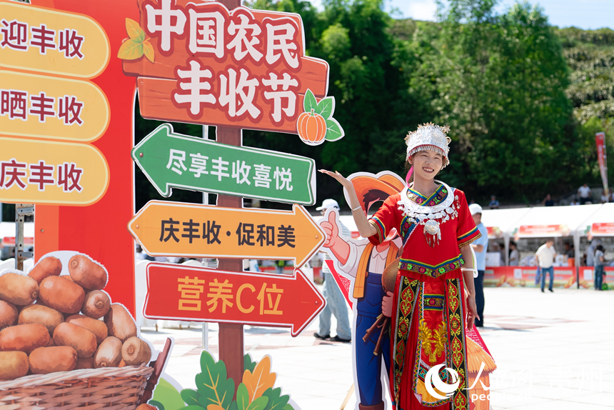 游客在活动现场打卡区打卡拍照。人民网记者 涂敏摄