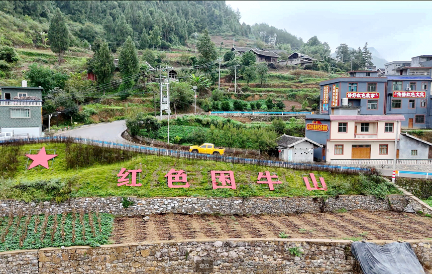 南方電網貴州銅仁供電局電力服務車輛駛入石阡困牛山，以可靠供電護航紅色美麗鄉村建設。陳廈華 攝