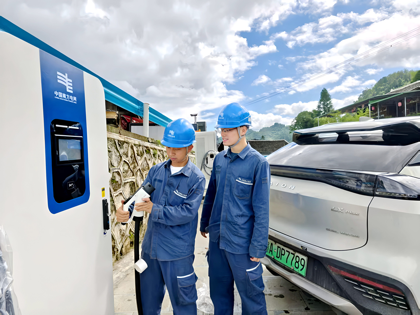 南方電網貴州銅仁供電局工作人員對困牛山充電樁進行安全檢查。任俊旭 攝
