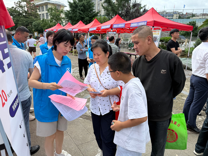 凱裡市社保規劃師向群眾講解社保政策。