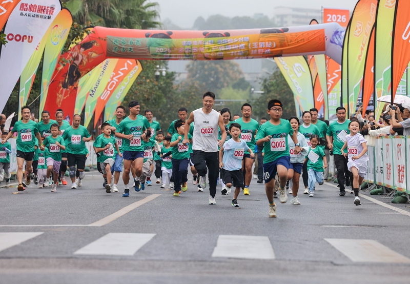 2026年9月19日，在贵州省铜仁市玉屏侗族自治县㵲阳广场，运动员在2026“多彩贵州”户外障碍赛暨“村跑”越野赛中比拼。