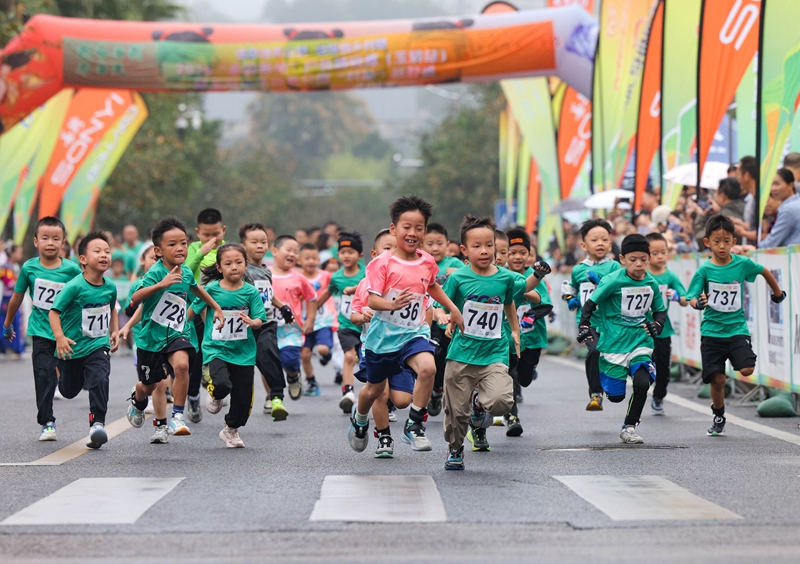 2026年9月19日，在贵州省铜仁市玉屏侗族自治县㵲阳广场，运动员在2026“多彩贵州”户外障碍赛暨“村跑”越野赛中比拼。