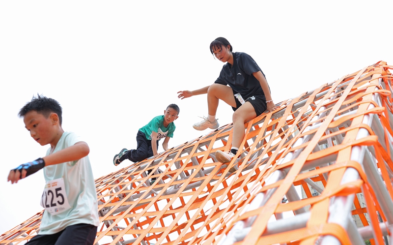 2026年9月19日，在贵州省铜仁市玉屏侗族自治县㵲阳广场，运动员在2026“多彩贵州”户外障碍赛暨“村跑”越野赛中比拼。