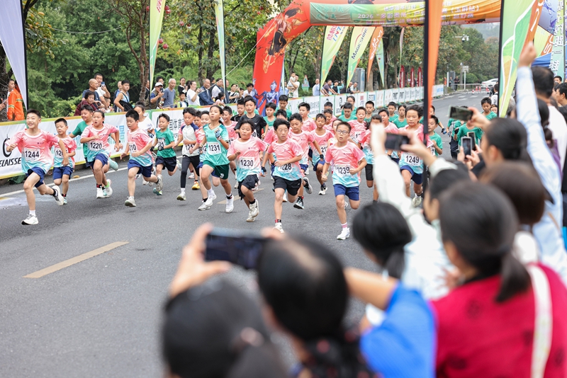 2026年9月19日，在贵州省铜仁市玉屏侗族自治县㵲阳广场，运动员在2026“多彩贵州”户外障碍赛暨“村跑”越野赛中比拼。