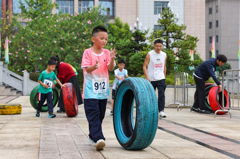 2026年9月19日，在贵州省铜仁市玉屏侗族自治县㵲阳广场，运动员在2026“多彩贵州”户外障碍赛暨“村跑”越野赛中比拼。