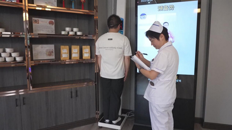 福泉市中醫院減重門診正在為肥胖患者開展BMI評價。福泉市中醫院供圖