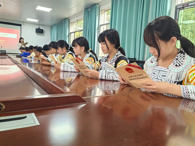 麦格民族中学学生和节目主持人一起用普通话朗读《民族团结进步促进法》.jpg