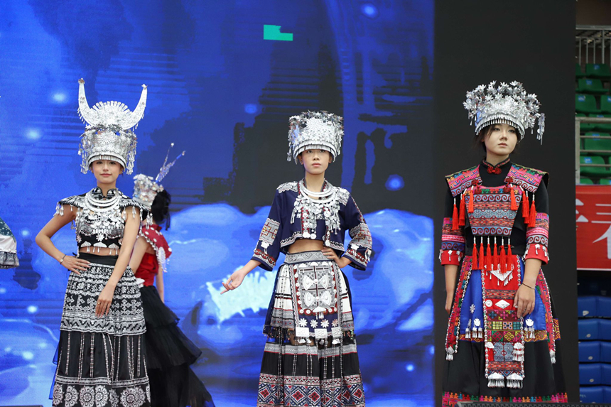 民族服装走秀。
