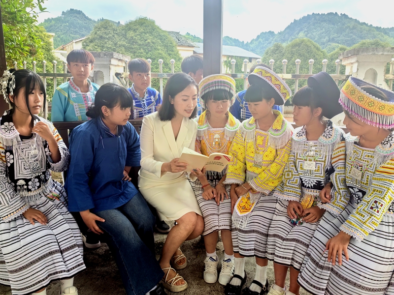 清镇电视台节目主持人和学生交流《民族团结进步促进法》的意义.jpg