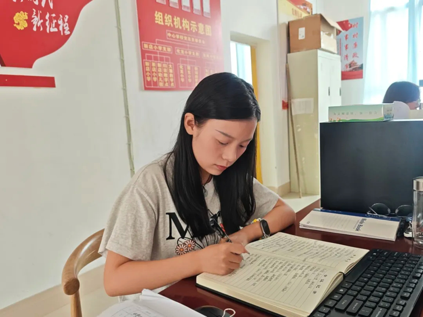 顾清影在新店镇党建办开展西部计划志愿服务。