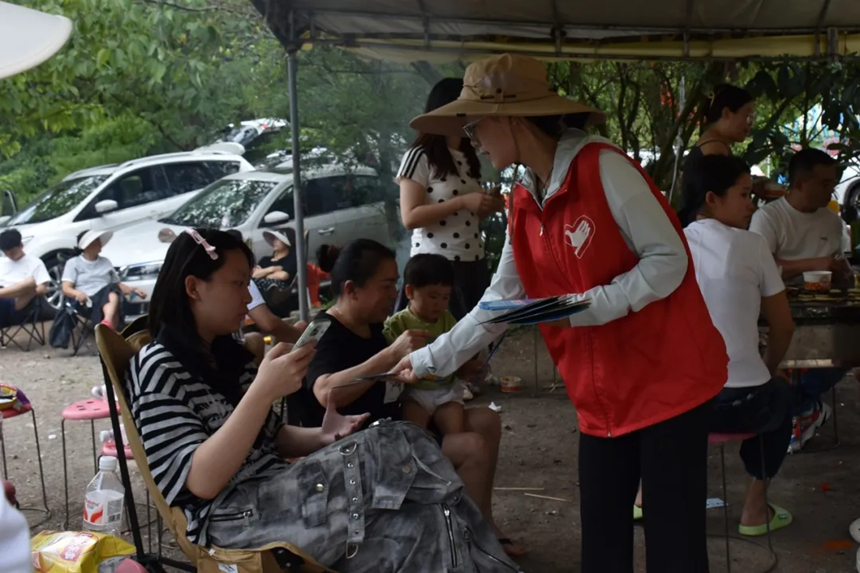 顾清影在新店镇水东第一滩进行防溺水宣传。