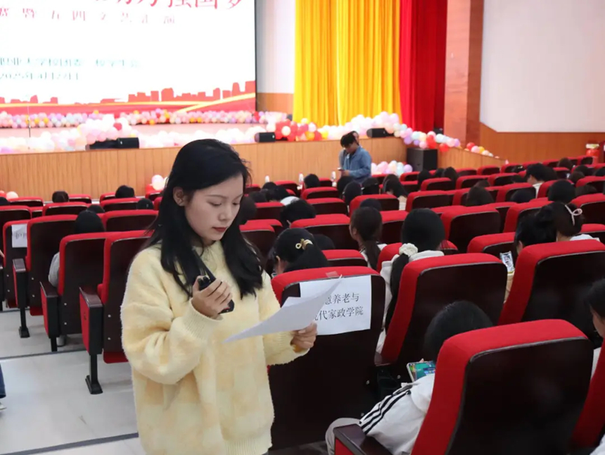 顾清影在学校组织开展五四主题活动。