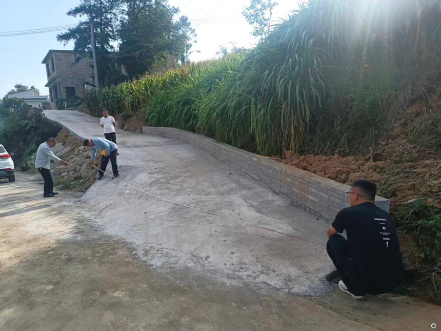 路面已完成硬化。六盘水市委办供图