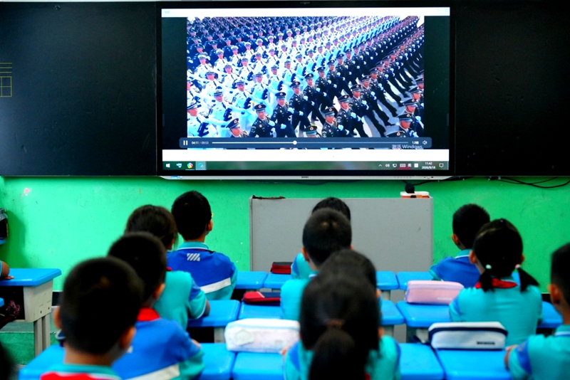 1、在鹽津街道第二小學,學生們認真觀看國防科普視頻 。