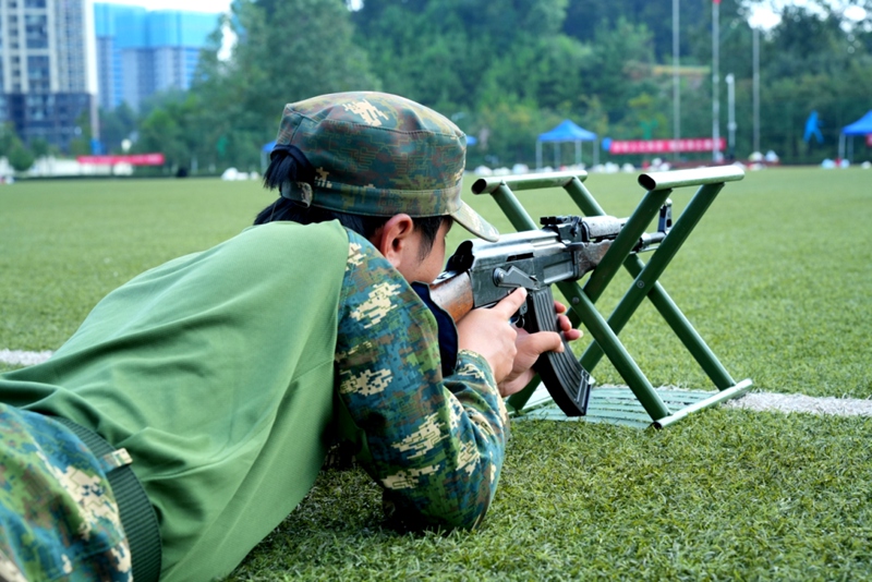 4、在茅台學院軍訓現場，2026級新生學習輕武器射擊。