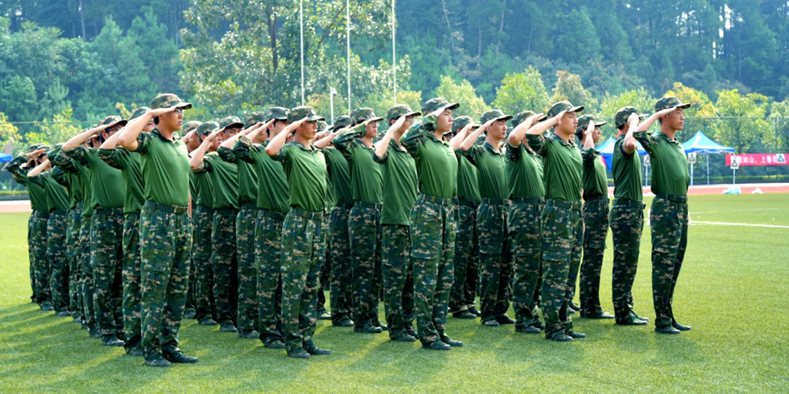 3、在茅台學院軍訓現場，2026級新生進行隊列訓練。