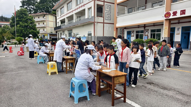 开阳县禾丰乡民族学校活动现场。