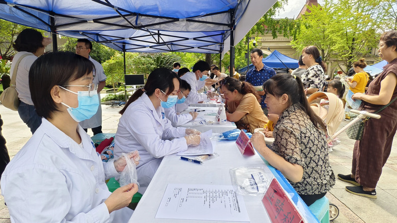 “贵阳贵安文明实践惠民项目”义诊现场。