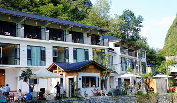 以咖为媒，赋能文旅！解锁安顺特色消费新场景从古城商圈到工业厂区，从城市街巷到山野乡村，遍地开花的特色咖啡馆，折射出安顺文旅消费的全方位升级。