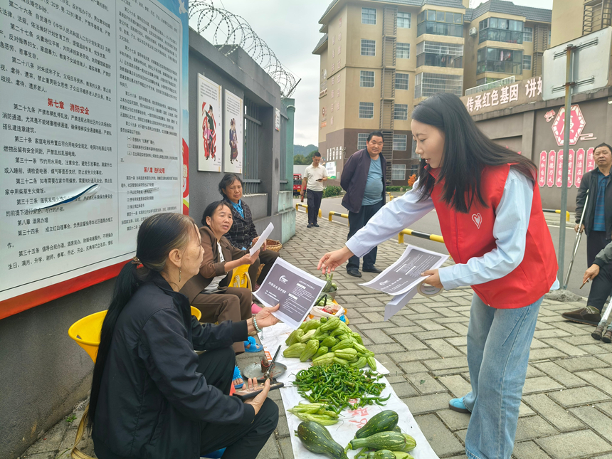 志願者走進集市，向趕集群眾發放網絡安全宣傳手冊。羅霜攝