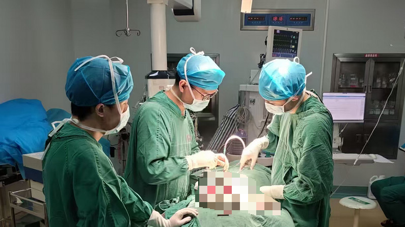 医院医务人员正在手术。