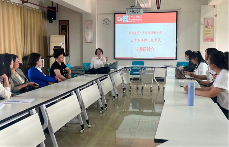 2鄺萍在外國語學院開展四六級專題教研。