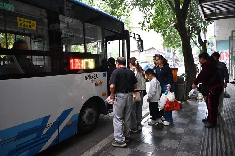 图为：居民乘坐公交车