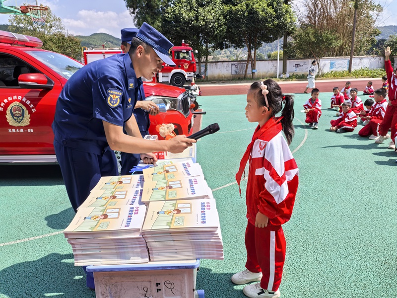 消防員開展消防科普並給孩子們發放小禮品。