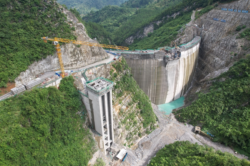 道真县关坝水库枢纽工程取水塔主体结构顺利封顶.jpg