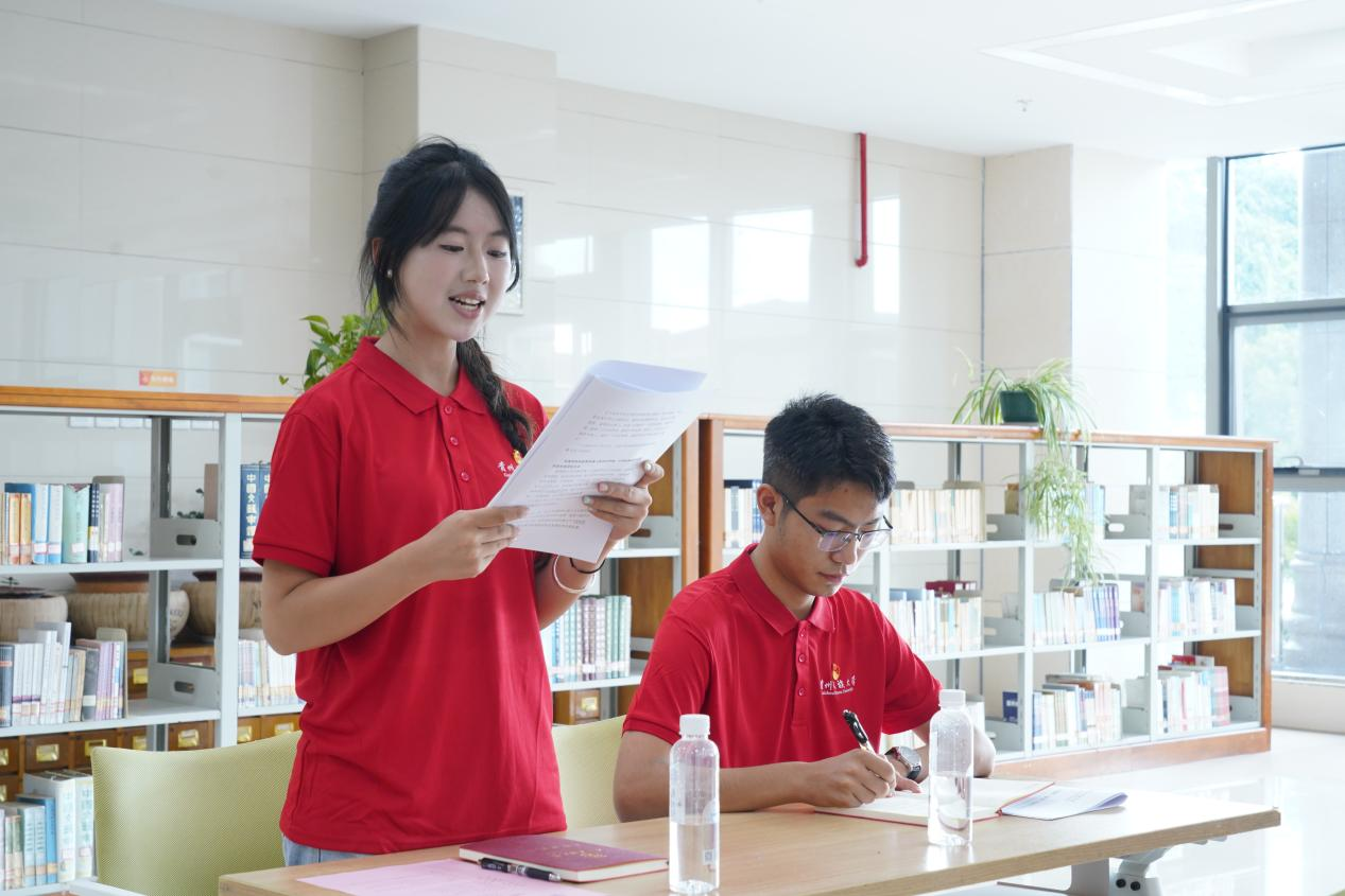 宣講員楊露同學領學。