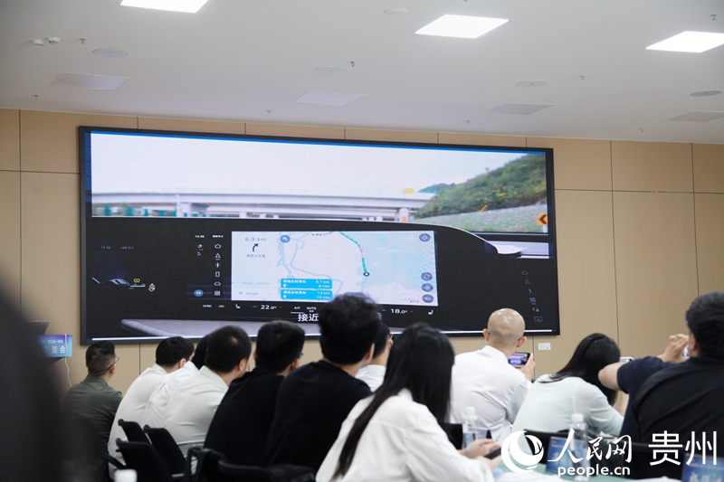 圖2 會上，貴州黔通智聯公司通過直播形式匯報展示貴州“信息上車”方案及成果。人民網記者 龍章榆 攝.jpg