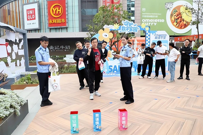 3、市民們積極參與趣味游戲。.jpg