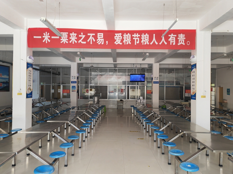 在金沙县平坝中学，新鲜、合格的本地食材每日准时送达校园后，食堂后厨有序开展清洗、切配、烹饪等工作。.jpg