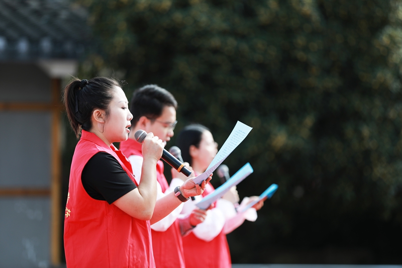 2026年9月20日，貴州省黔西市開展“共創全國文明城市·共享宜居和美家園”新時代文明實踐活動，志願者在誦讀《共創全國文明城市 共建美好幸福家園——全民創城倡議書》。
