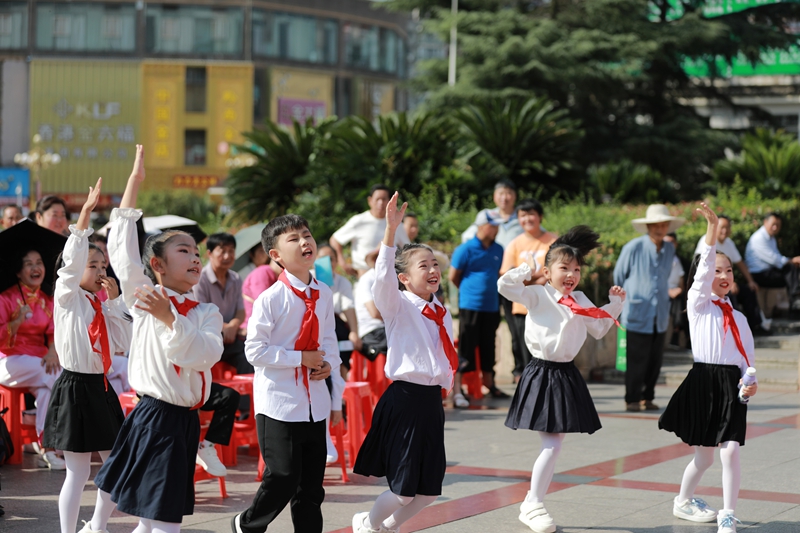 2026年9月20日，貴州省黔西市開展“共創全國文明城市·共享宜居和美家園”新時代文明實踐活動，市民在進行文明常識搶答。