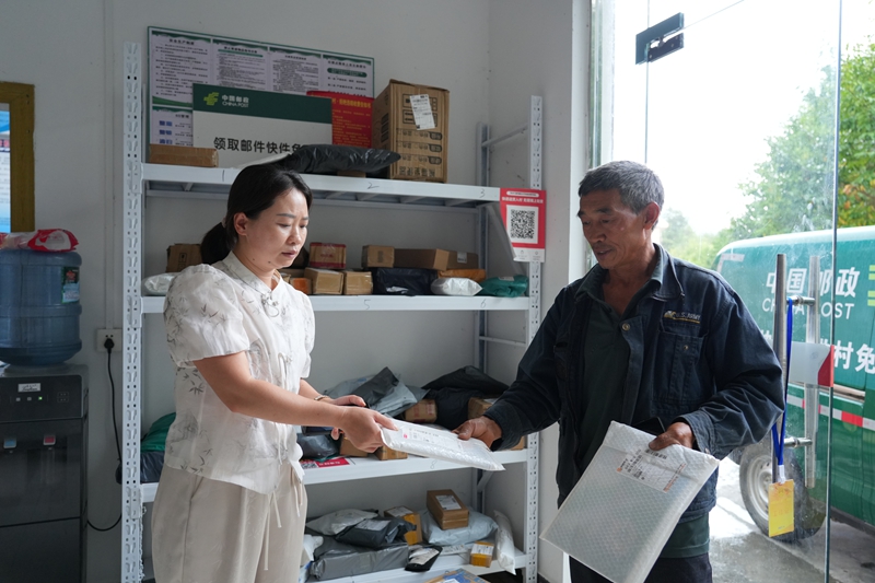 村民到便民服務站領取快遞.JPG