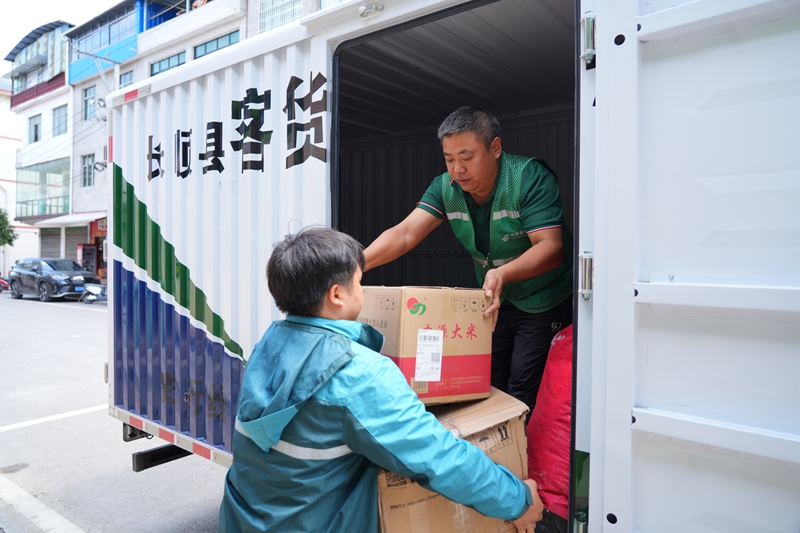 各類快遞乘著客貨郵專車到敦操鄉敦操村便民服務站.JPG