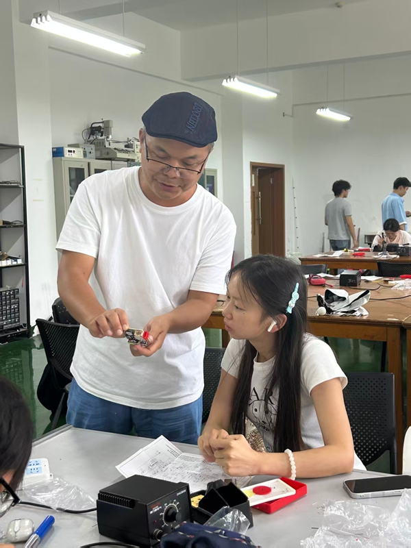 4李福林指導學生做實驗。.jpg