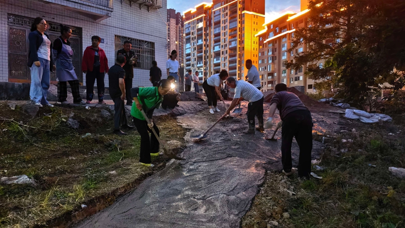 图为：施工队夜间抢抓工期.jpg