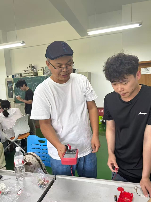 李林福指導學生做實驗。