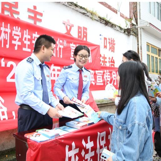 5月28日，國家稅務總局七星關區稅務局聯合區司法局組建普法志願隊走進七星關區八寨鎮八寨社區，開展以“普法鄉村行 民法典進農村”為主題的普法宣傳活動。