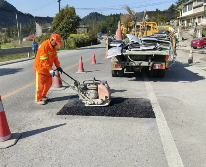 “黃金果”香飄國道354線，翁昭百姓日子甜眼下，在開陽公路管理段管養的G354南興線沿線，漫山遍野的開陽富硒枇杷迎來豐收旺季，金黃飽滿的果實挂滿枝頭，不僅裝點了鄉村風景，更成為農民增收的“黃金果”。