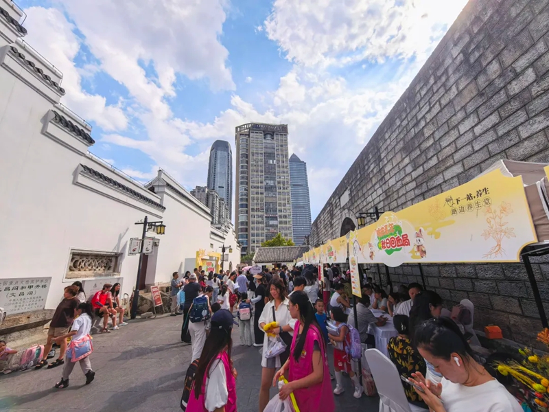 活動首日打卡游客多。