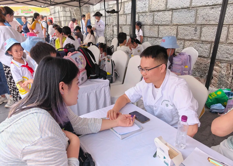 現場中醫師正在為市民把脈。