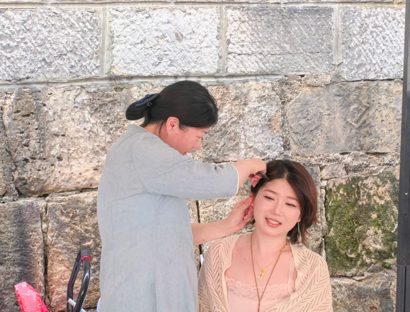 江西游客孫女士正在體驗耳穴理療。