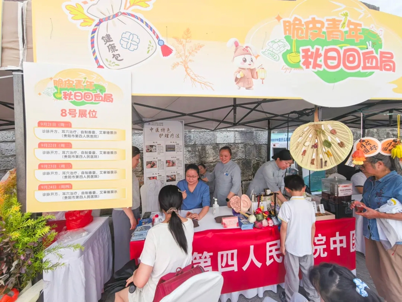 各攤位前均有市民游客體驗。