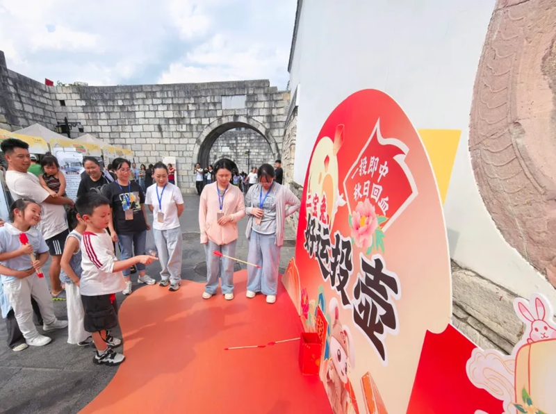 現場還設置了投壺小游戲。